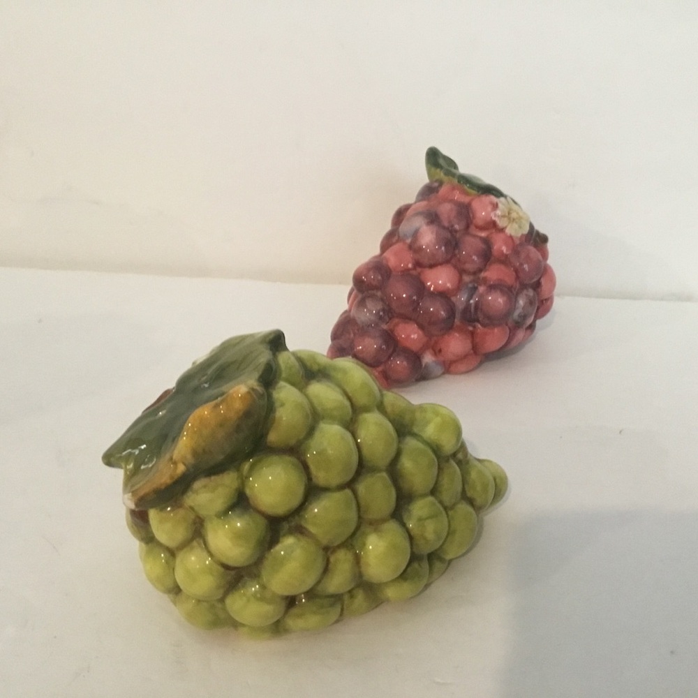 Salt and pepper shakers in grapes shape. Ceramic. Made in Italy
